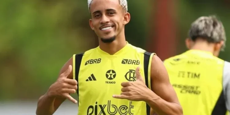 Vídeo: Matheus do Flamengo é flagrado entrando com bola e tudo no motel