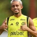 Vídeo: Matheus do Flamengo é flagrado entrando com bola e tudo no motel