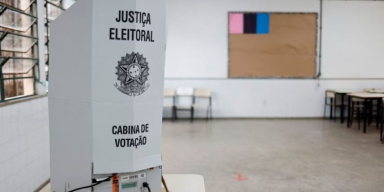 Homem tira foto na cabine de votação e acaba preso em Manaus