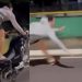 Veja momento em que motoqueiro cair ao dar “grau” na Compensa