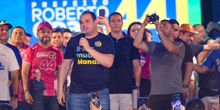 A quatro dias da eleição, Roberto Cidade comemora aniversário com mais de 15 mil apoiadores na ‘micareta44’