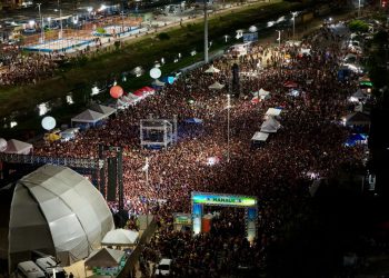 Zonas Norte e Leste enchem as ruas para comemorar aniversário de Manaus