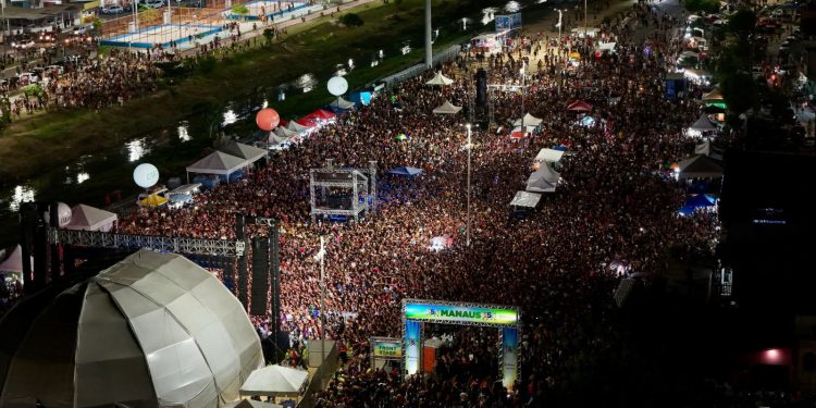 Zonas Norte e Leste enchem as ruas para comemorar aniversário de Manaus