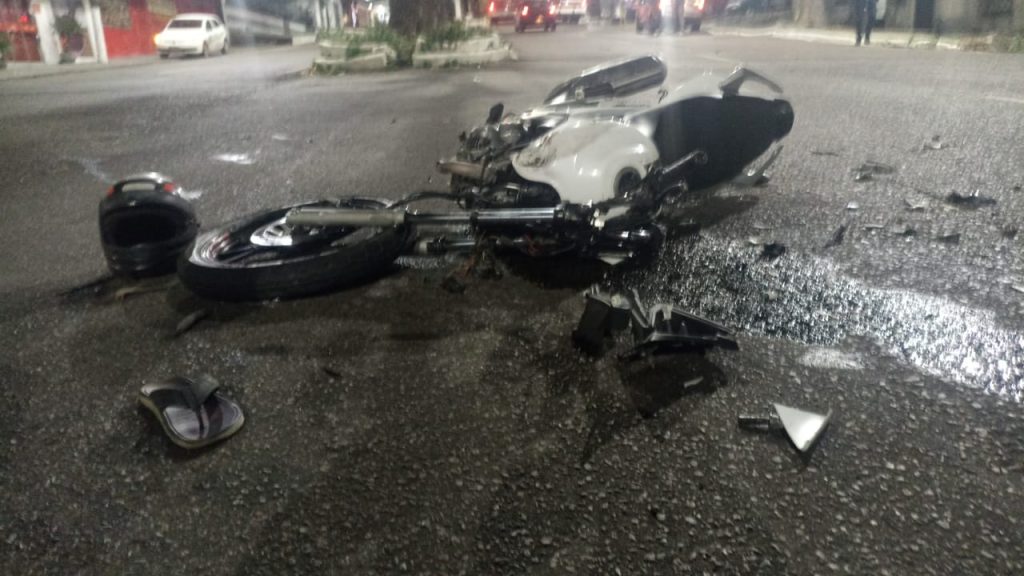 Ac1dent3 entre moto e carro deixa duas garotos fer1d@s em Manaus; eram supostos assaltantes