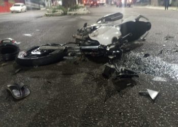 Ac1dent3 entre moto e carro deixa duas garotos fer1d@s em Manaus; eram supostos assaltantes