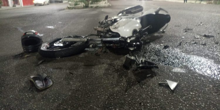Ac1dent3 entre moto e carro deixa duas garotos fer1d@s em Manaus; eram supostos assaltantes
