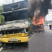 Vídeo: Funcionários sentem calor ‘subindo’ em caminhão e veículo quase se acaba em chamas no Tarumã