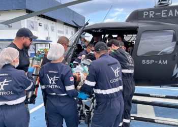 Motoqueiro e garupa sofrem grave acidente de moto e ficam ilhados no Amazonas por seca nos rios