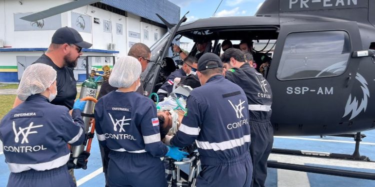 Motoqueiro e garupa sofrem grave acidente de moto e ficam ilhados no Amazonas por seca nos rios