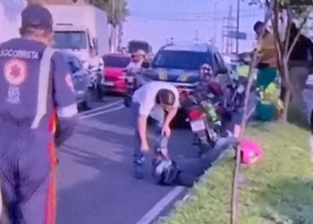 Motoqueiro e passageira grávida colidem com carro no bairro Japiim