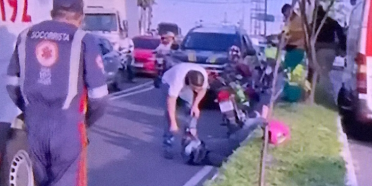 Motoqueiro e passageira grávida colidem com carro no bairro Japiim