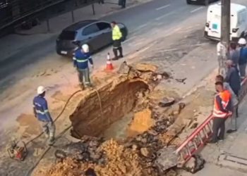 Vídeo: cratera se abre no Adrianópolis e deixa bairros sem água em Manaus