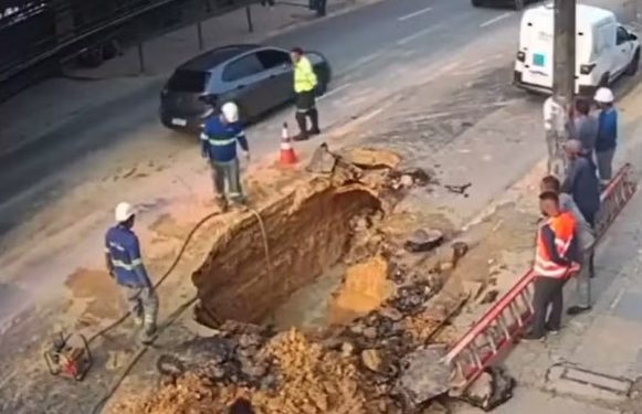 Vídeo: cratera se abre no Adrianópolis e deixa bairros sem água em Manaus