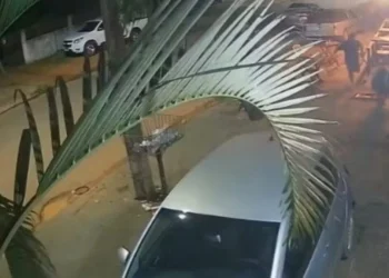 Vídeo: Dupla chega em bar, dispara 10 tir0s e não atinge alvo