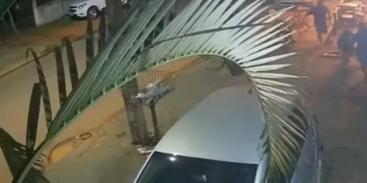 Vídeo: Dupla chega em bar, dispara 10 tir0s e não atinge alvo