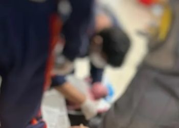 Vídeo: mãe dá à luz dentro de loja de conveniência em Manaus