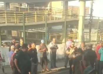 Jovem que estaria indo trabalhar é agr3did0 ao ser confundido com assaltante no T4