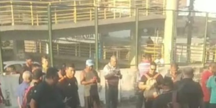 Jovem que estaria indo trabalhar é agr3did0 ao ser confundido com assaltante no T4