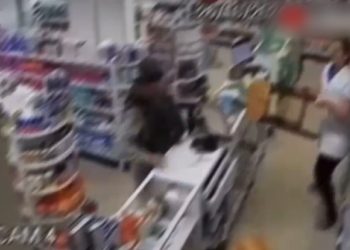 Vídeo: funcionária incorpora Datena e dá cadeirada em assaltante 