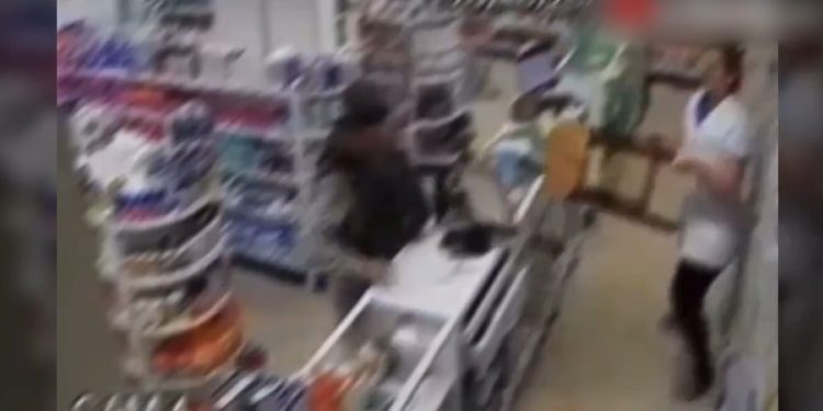 Vídeo: funcionária incorpora Datena e dá cadeirada em assaltante