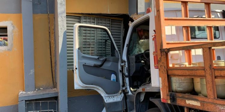 Vídeo: caminhão carregado de botija derruba parede de apartamento em Manaus