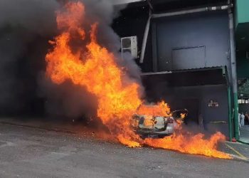 Incêndio destrói veículo e motorista sai do carro às pressas em Manaus