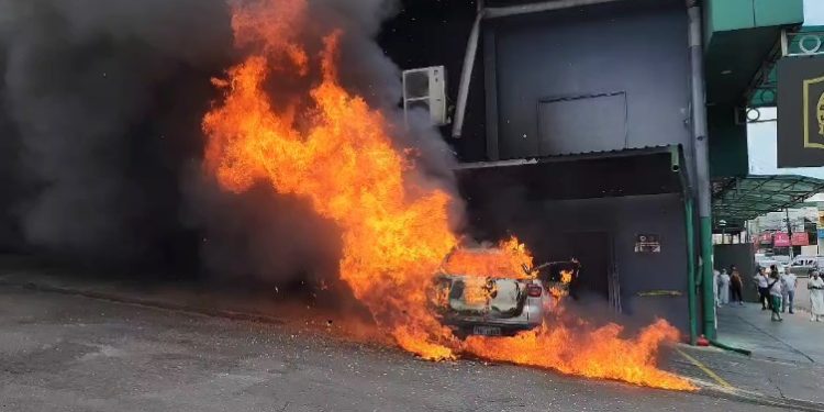 Incêndio destrói veículo e motorista sai do carro às pressas em Manaus