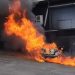 Incêndio destrói veículo e motorista sai do carro às pressas em Manaus