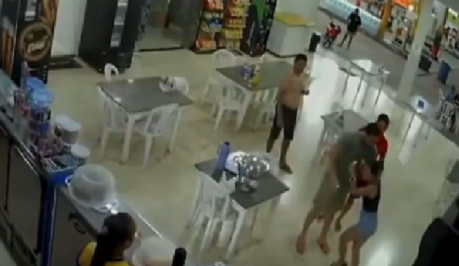 Vídeo: Atendente ap@nha após cliente se negar a pagar R$ 20 pela cerveja