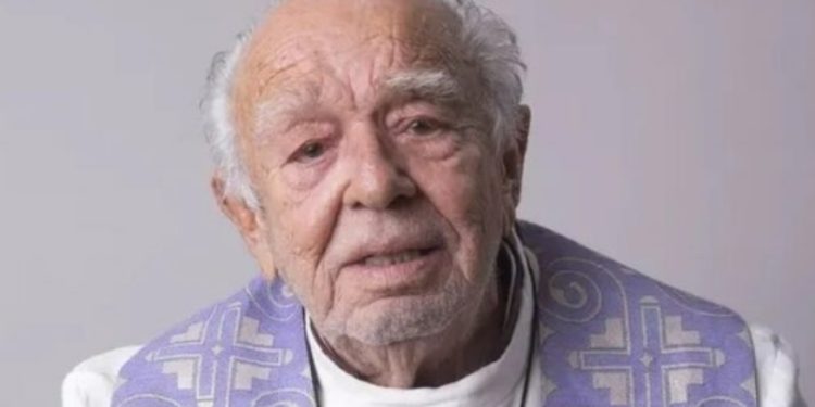 Ator Emiliano Queiroz m0rre aos 88 anos após receber alta e passar mal em casa