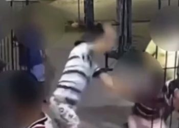 Dono de bar leva várias f@cadas pelas costas; veja o vídeo