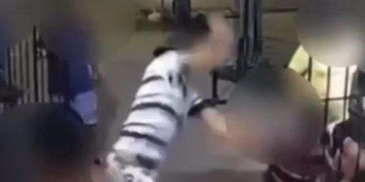 Dono de bar leva várias f@cadas pelas costas; veja o vídeo