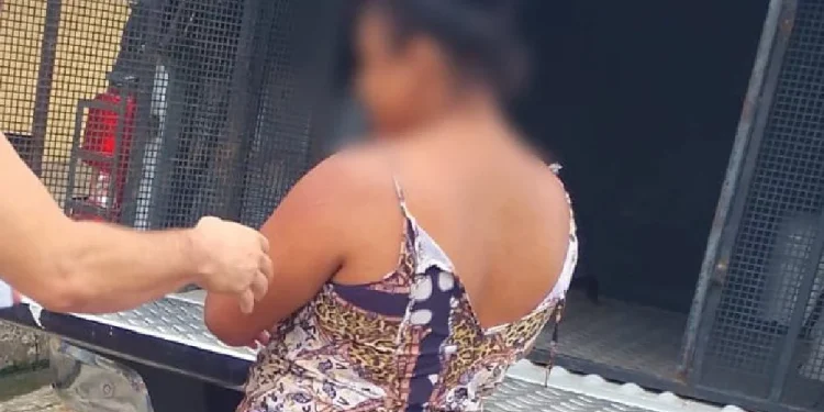 Durante discussão, filha avança no pai de 60 anos com terçado e acaba presa