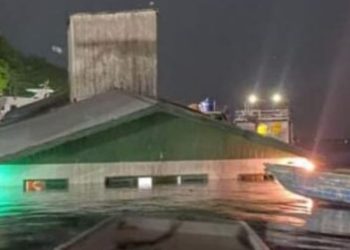 Flutuante afunda no Rio Negro e desespera amazonenses: ‘prejuízo grande’