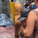 Vídeo: mulher chora ao identificar corpo de entregador m0rto ao cair da escada em Manaus