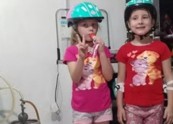 Mãe é presa após filhas gêmeas m0rrerem num intervalo de 8 dias 