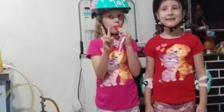 Mãe é presa após filhas gêmeas m0rrerem num intervalo de 8 dias 