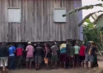 Vídeo mostra moradores carregando casa com as mãos no Amazonas