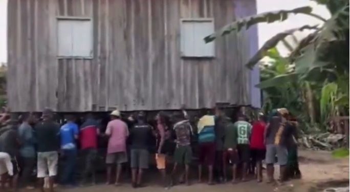 Vídeo mostra moradores carregando casa com as mãos no Amazonas