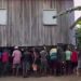 Vídeo mostra moradores carregando casa com as mãos no Amazonas