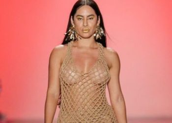 Vídeo: Isabelle Nogueira brilha na SP Fashion Week com look de crochê: ‘maravilhosa’