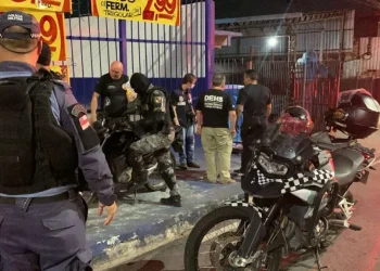 Homem ‘vai de arrasta pra cima’ e o outro fica ferid0 após justiceiro abrir fogo em Manaus