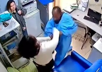 Câmera registra maqueiro agredind0 colega na enfermaria do hospital; vídeo