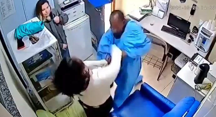 Câmera registra maqueiro agredind0 colega na enfermaria do hospital; vídeo