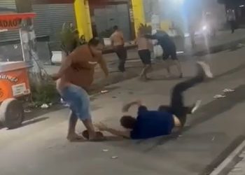 Vídeo: galerosos vão pra p0rrada na frente do Fome Zero: ‘aqui é assim’