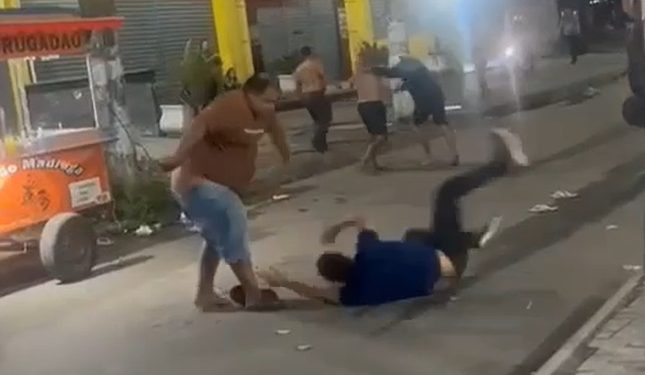 Vídeo: galerosos vão pra p0rrada na frente do Fome Zero: ‘aqui é assim’