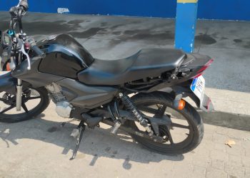 Em Manaus, homem é flagrado com moto r0ubad@ e diz que era moto da oficina