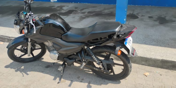 Em Manaus, homem é flagrado com moto r0ubad@ e diz que era moto da oficina