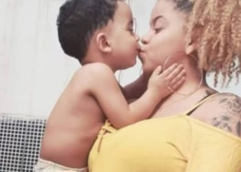 Homens invadem cemitério e queimam c0rpo de mãe que mat0u o filho