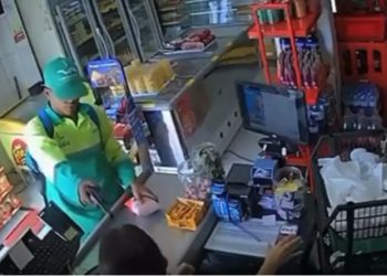 Vídeo: vestido de gari, bandido puxa arma dentro da padaria: ‘vou largar bala’